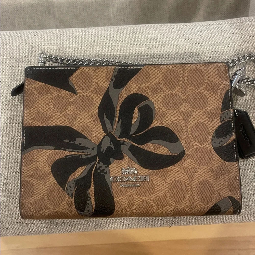 Coach Brown Bow Print Crossbody Bag
Brand new but tag is removed
Never used - Picture 8 of 10